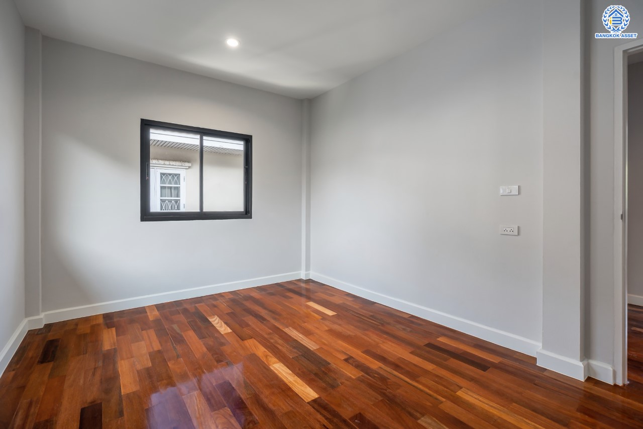 บ้านมือสองตกแต่งใหม่ ม.บุญโต55 แจ้งวัฒนะ ทำเลโซนเมือง!  เนื้อที่ 50 ตร.ว. ฟังก์ชันจัดเต็ม 3 ห้องนอน 4 ห้องน้ำ 1 ห้องแม่บ้าน รองรับทุกการอยู่อาศัย ทำเลเดินทางสะดวกเพียง 1 กม.จากจุดขึ้นทางด่วนศรีสมาน ใกล้เมืองทองธานี เซ็นทรัลแจ้งวัฒนะ และ รถไฟฟ้าสายสีแดง "สถานีหลักสี่"